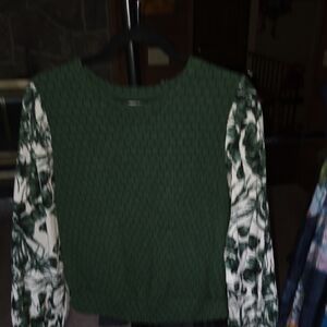 Elegant Green Blouse with Patterned Sleeves